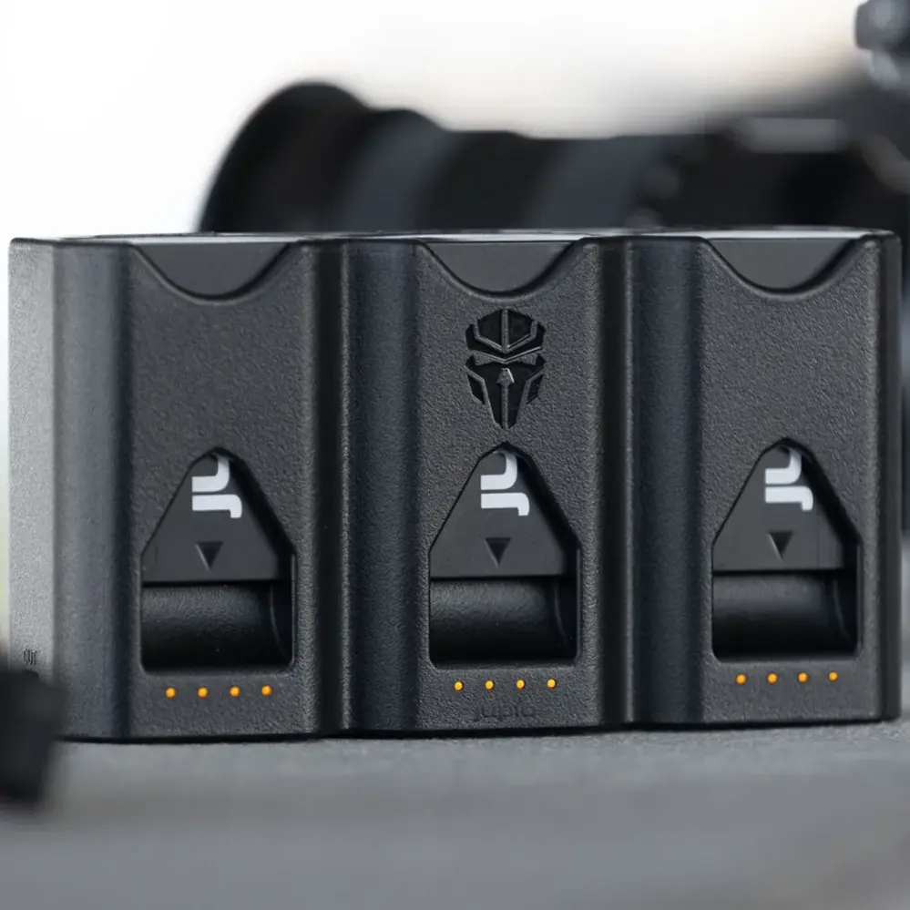  Jupio Pr1me Gear Tri-Charge V2 för Canon LP-E6 – laddare & powerbank från Kamda – snabb leverans och trygg e-handel