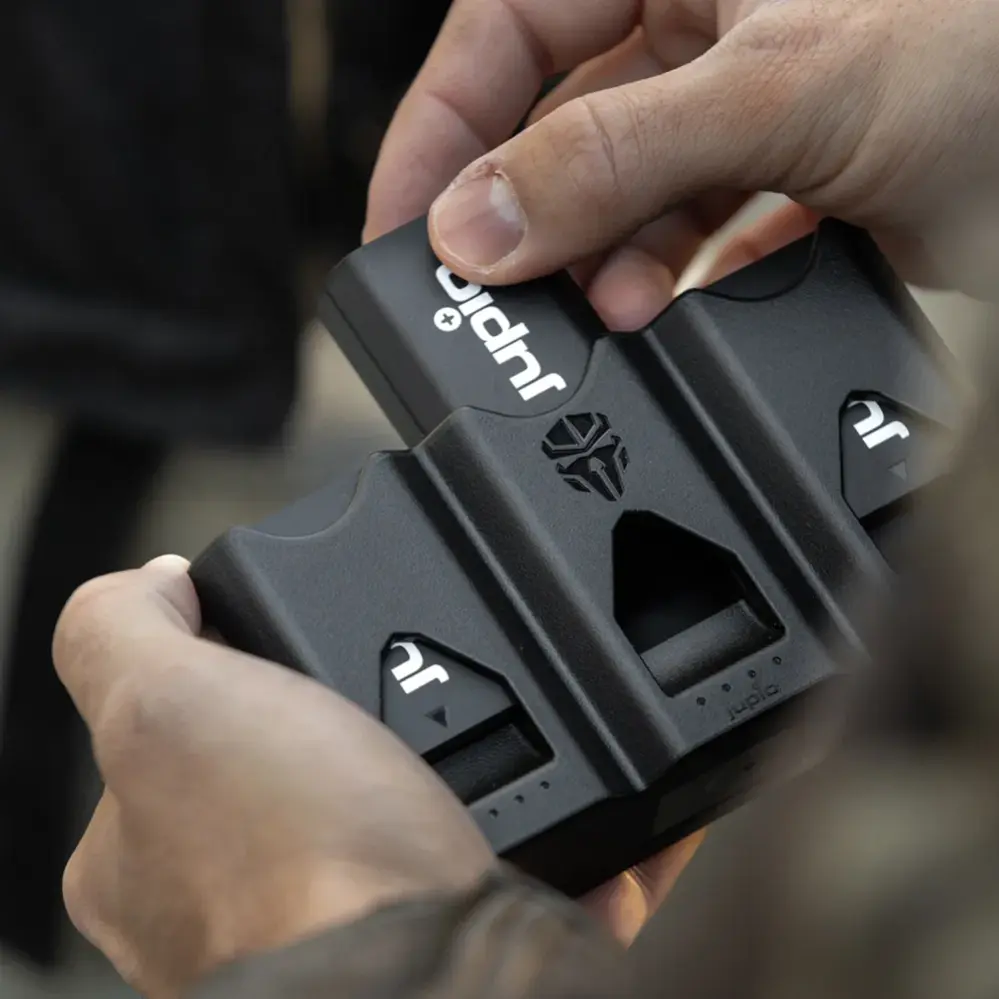  Jupio Pr1me Gear Tri-Charge V2 för Canon LP-E6 – laddare & powerbank från Kamda – snabb leverans och trygg e-handel