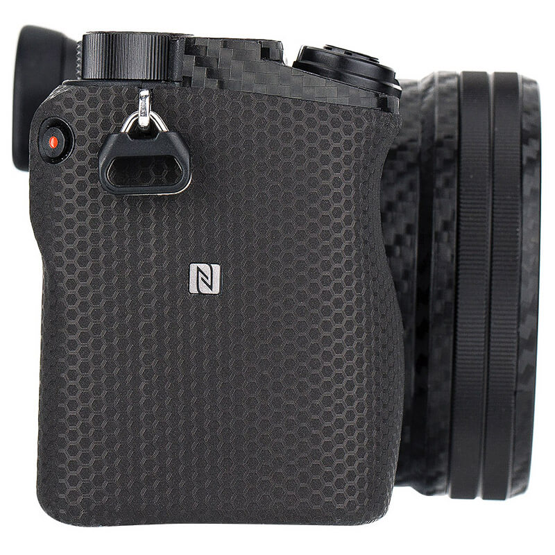 JJC Skin för Sony A6400/A6300 +18-50mm objektiv - Svart kolfiber
